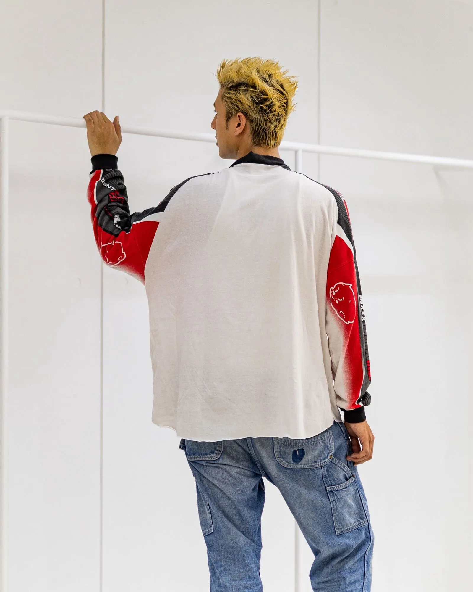 SAINT Mxxxxxx LS TEE/MORTOR CYCLE/WHT Little Devil Angel Racing Long Sleeve Off-White S-XL SAINT's annual racing style BOXY short, wide and fat design will be sold out immediately every time it is released. The whole garment is oversized and has many prints. The front and back prints on the shoulder are aligned. The printing area is very large and the operation is also difficult. The genuine level is restored. The ready-made garments are washed again to make them look old. Soft desizing is added to make the printing look old and white.